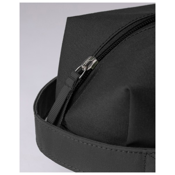 Sandqvist - Justin - Necessär