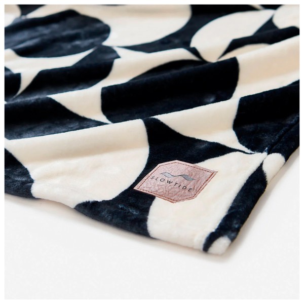 Slowtide - Caster Plush Throw Blanket - Picnic blanket