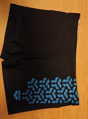 Foto 1 van Andrea bij Arena - Boy's Arena Kikko V Swim Short Graphic - Zwembroek