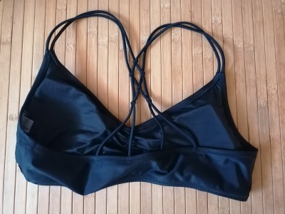 Imagen 2 de Silvia sobre Volcom - Women's Simply Solid V-Neck - Parte superior de bikini